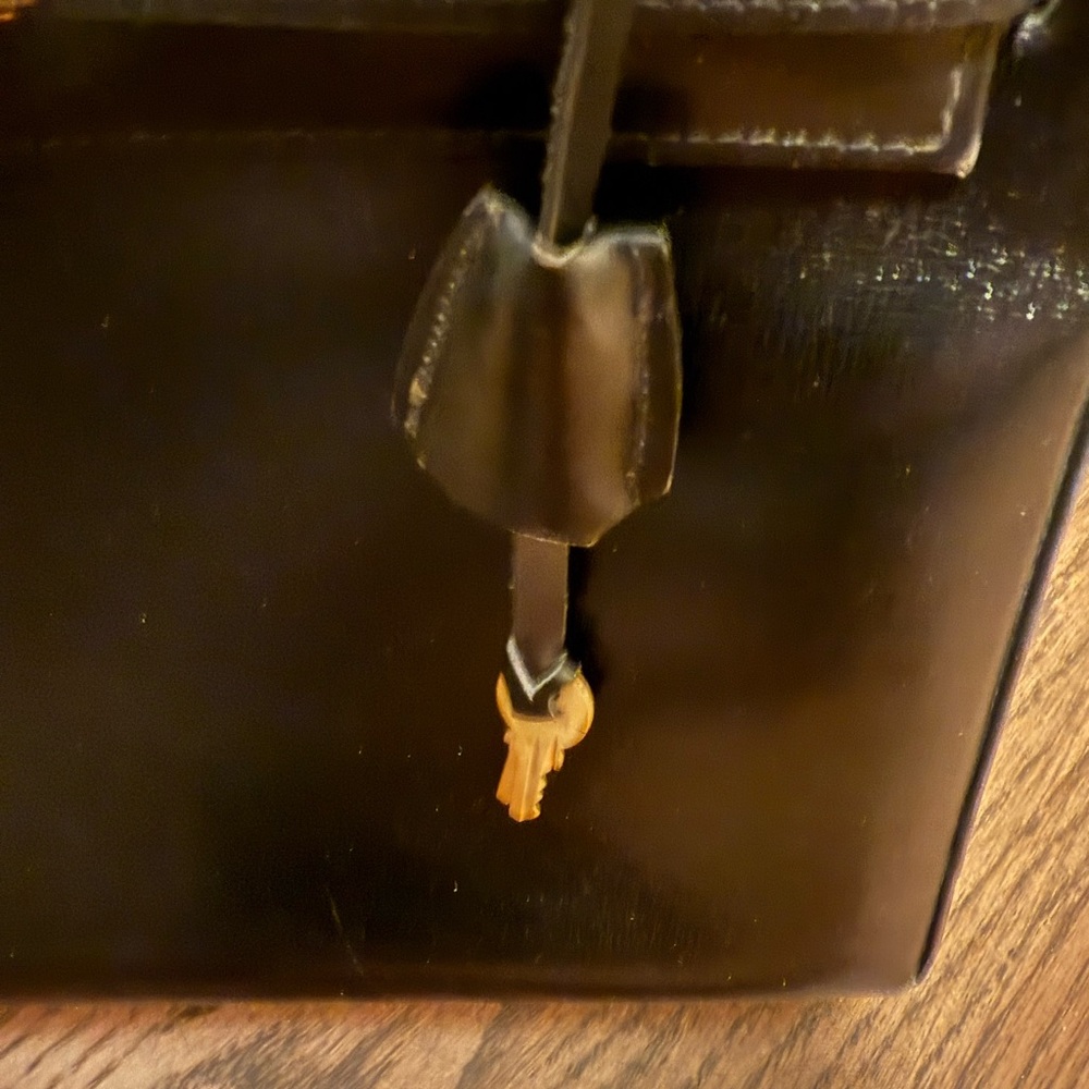 Elegant Vintage Black Leather Handbag - Picture 4 of 10